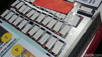 Ada juga kartu ATM berisi data nasabah dan pin.