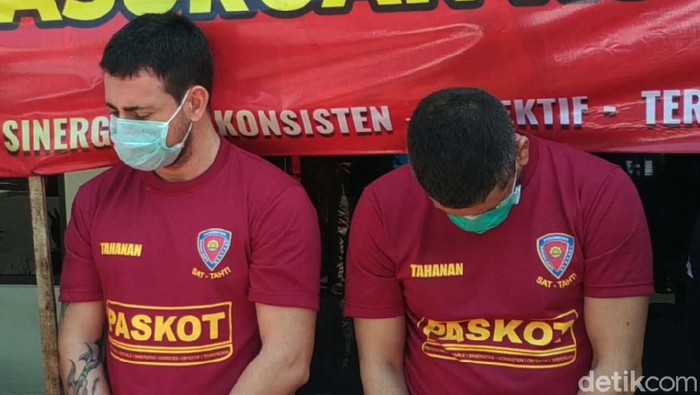 Potret 2 WN Bulgaria yang Curi Uang Modus Skimming Polres Pasuruan Kota mengungkap kasus pencurian uang nasabah bank dengan modus skimming. Dua warga negara (WN) Bulgaria, VBD (38) dan PPB (41) ditetapkan sebagai tersangka.