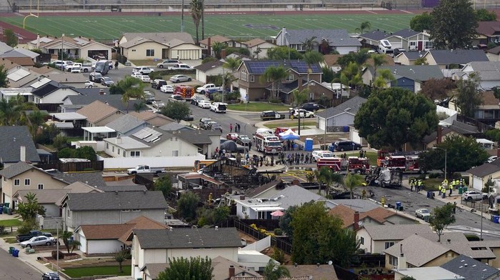 Sebuah pesawat kecil jatuh ke area permukiman di kawasan California, AS. Tak hanya merusak sejumlah rumah, insiden itu juga dilaporkan menewaskan dua orang.