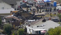 Tak hanya merusak rumah dan kendaraan, insiden tersebut juga dilaporkan menewaskan dua orang, termasuk seorang sopir UPS (United Parcel Service of America Inc).