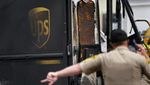 Potret Evakuasi Korban Pesawat Jatuh di Permukiman California AS