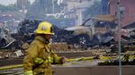Potret Evakuasi Korban Pesawat Jatuh di Permukiman California AS