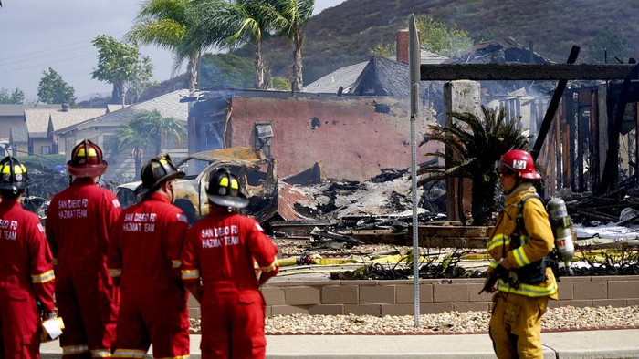 Potret Evakuasi Korban Pesawat Jatuh di Permukiman California AS Sebuah pesawat kecil jatuh ke area permukiman di kawasan California, AS. Tak hanya merusak sejumlah rumah, insiden itu juga dilaporkan menewaskan dua orang.