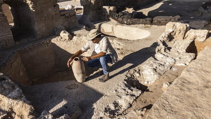 Arkeolog temukan kompleks pembuatan minuman anggur berusia 1.500 tahun di Israel. Kompleks itu pun diyakini merupakan yang terbesar di zamannya.