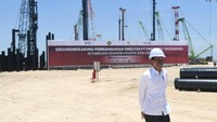 Itu kalau dinaikkan truk yang kecil itu biasanya bisa ngangkut 3 sampai 4 ton, berarti berapa truk yang akan berjajar di sini. Kalau isinya 3 ton saja 1 truk, itu berarti ada 600.000 truk berjajar di sini, bayangkan, ini gede sekali atau 480 ribu ton logam tembaga, tutur Jokowi.Foto: Dok. Lukas - Biro Pers Sekretariat Presiden