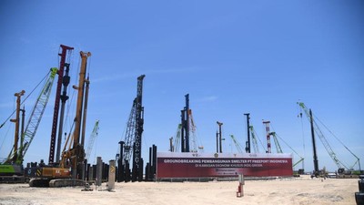 Dua Jempol Jokowi Saat Resmikan Proyek Smelter Freeport