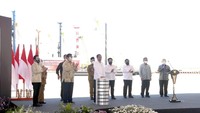 Dengan mengucap bismillahirrohmanirrohim, hari ini saya nyatakan dimulai groundbreaking pembangunan smelter PT Freeport Indonesia di kawasan KEK Gresik Provinsi Jawa Timur, kata Jokowi dilihat dari YouTube Sekretariat Presiden, Selasa (12/10/2021).Foto: Lukas - Biro Pers Sekretariat Presiden