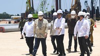 Dengan membangun smelter di dalam negeri, maka ini akan memperkuat hilirisasi industri. Saya akan perintah satu per satu perusahaan swasta atau BUMN yang berkaitan dengan tambang, minerba untuk masuk ke hilirisasi. Sekali lagi agar komoditas kita lebih tinggi nilainya, tidak kirim mentahan, tidak kirim dalam bentuk raw material, sambung mantan Gubernur DKI Jakarta itu.Foto: Dok. Lukas - Biro Pers Sekretariat Presiden