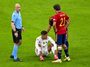MU Pastikan Varane Menepi Beberapa Pekan Akibat Cedera Paha