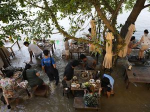Sensasi Makan di Restoran yang Kebanjiran, Tertarik?