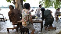 Hal ini malah jadi daya tarik pengunjung. Pemilik restoran menjuluki pengalaman tersebut dengan selancar hot-pot. (Sakchai Lalit/AP)