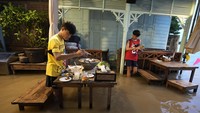 Chaopraya Antique Cafe berlokasi di Nonthaburi, dekat Bangkok. Restoran ini dibuka pada bulan Februari di tepi sungai dental dekorasi antik. (Sakchai Lalit/AP)