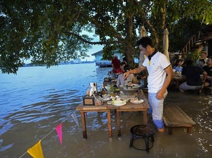 Restoran Terkena Banjir, Tapi Malah Jadi Ramai dan Ngehit, Mau Mampir?