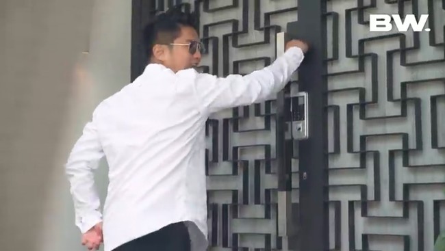 Boy William sempat bertamu untuk konten Di Balik Pintu yang tayang di YouTube-nya. Di depan rumah, ia tampak disambut sebuah pintu besar berukiran geometris yang dilengkapi sistem pengaman elektronik smart-home. (Foto: YouTube/Boy William)