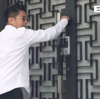 Boy William sempat bertamu untuk konten Di Balik Pintu yang tayang di YouTube-nya. Di depan rumah, ia tampak disambut sebuah pintu besar berukiran geometris yang dilengkapi sistem pengaman elektronik smart-home. (Foto: YouTube/Boy William)