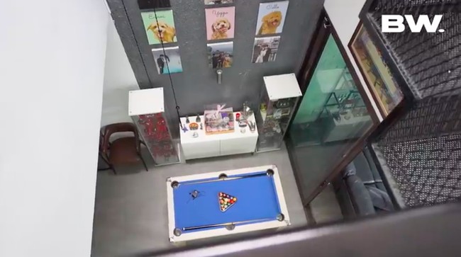 Sebuah meja billiard mini menjadi vocal point di tengah rumah (Foto: YouTube/Boy William)