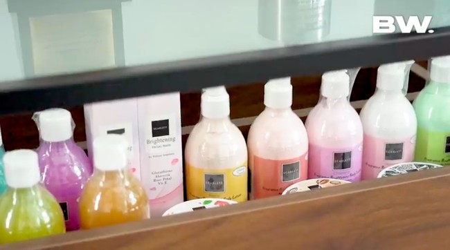 Sebagai pendiri Scarlett Whitening, Felicya Angelista mengisi rumahnya dengan produk-produk dari brand perawatan kulitnya. Scarlett Whitening baru-baru ini mengumumkan Song Joong Ki sebagai brand ambassador. Nggak nyangka banget. Semuanya dilancarkan, ungkap Felicya kepada Boy tentang kesuksesannya menggandeng aktor drakor tersebut.  (Foto: YouTube/Boy William)