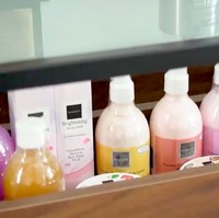 Sebagai pendiri Scarlett Whitening, Felicya Angelista mengisi rumahnya dengan produk-produk dari brand perawatan kulitnya. Scarlett Whitening baru-baru ini mengumumkan Song Joong Ki sebagai brand ambassador. Nggak nyangka banget. Semuanya dilancarkan, ungkap Felicya kepada Boy tentang kesuksesannya menggandeng aktor drakor tersebut.  (Foto: YouTube/Boy William)