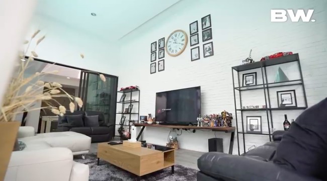 Ruang TV dengan sofa yang nyaman menjadi tempat favorit bagi Felicya dan Caesar Hito berkumpul bersama teman-temannya. (Foto: YouTube/Boy William)