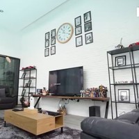 Ruang TV dengan sofa yang nyaman menjadi tempat favorit bagi Felicya dan Caesar Hito berkumpul bersama teman-temannya. (Foto: YouTube/Boy William)