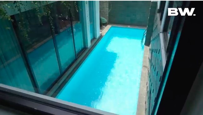 Walau tak memiliki halaman yang luas, Felicya dan Caesar memanfaatkan lahan kecil yang menyempil di tengah rumah untuk kolam renang. (Foto: YouTube/Boy William)