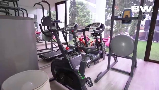 Rumah tersebut juga dilengkapi sebuah mini gym. Namun, Caesar mengaku baru menggunakannya tiga kali sejak rumahnya dibangun. (Foto: YouTube/Boy William)