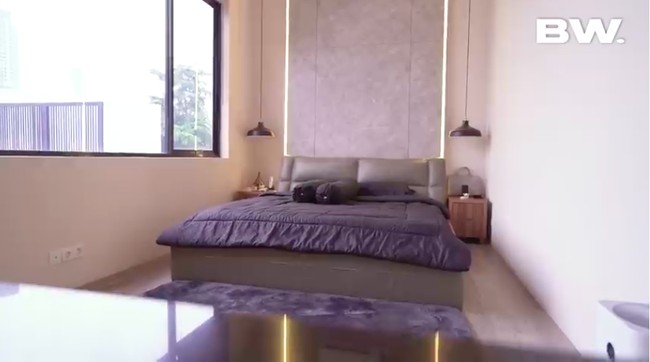Begini penampakan kamar tidur utama yang cenderung bergaya maskulin dengan kombinasi warna-warna gelap. (Foto: YouTube/Boy William)