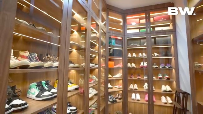 Dekat terdapat ruangan yang didedikasikan untuk menyimpan koleksi sneakers dan tas keduanya. (Foto: YouTube/Boy William)
