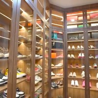 Dekat terdapat ruangan yang didedikasikan untuk menyimpan koleksi sneakers dan tas keduanya. (Foto: YouTube/Boy William)