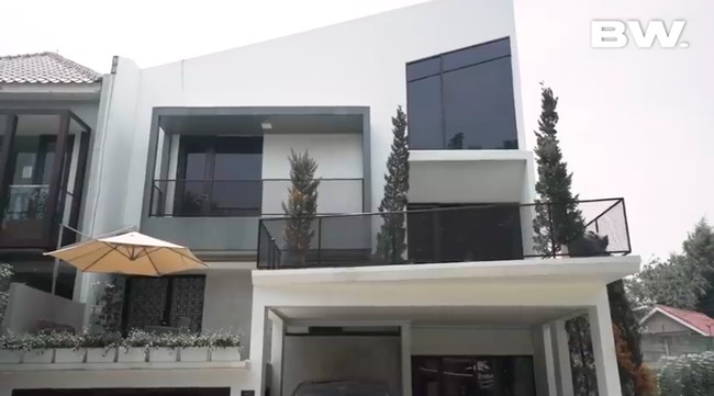 Inilah rumah pasangan selebriti Caesar Hito dan Felicya Angelista. Rumah berkonsep town-house tersebut hadir dengan arsitektur bergaya minimalis modern. (Foto: YouTube/Boy William)