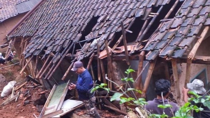 Rumah Rusak Diterjang Puting Beliung