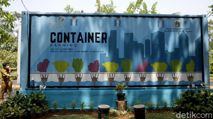 Kegiatan berkebun makin diminati di masa pandemi COVID-19 oleh masyarakat urban. Container farming ini pun bisa jadi solusi berkebun dengan lahan yang minim.