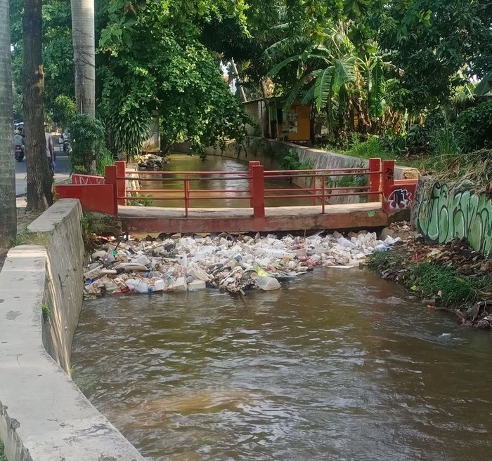 Sampah di saluran Tanah Baru, Depok, Jawa Barat, 12 Oktober 2021. (Syarifudin via PasangMata detikcom)