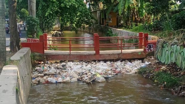 Sampah di saluran Tanah Baru, Depok, Jawa Barat, 12 Oktober 2021. (Syarifudin via PasangMata detikcom)
