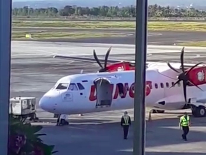 Sebuah pesawat yang hendak lepas landas dari Bandara Internasional Zainuddin Abdul Madjid Lombok menuju Bima batal melanjutkan penerbangan. (Screenshot video viral)