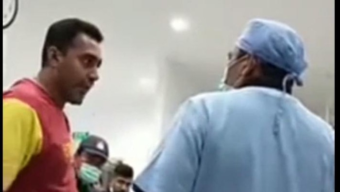 Sebuah video yang menunjukkan aksi keributan berujung perusakan di RS HKBP Balige, Sumut, viral di medsos. Polisi turun tangan dan menangkap pelaku. (Screenshot video viral)