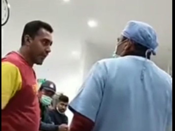 Sebuah video yang menunjukkan aksi keributan berujung perusakan di RS HKBP Balige, Sumut, viral di medsos. Polisi turun tangan dan menangkap pelaku. (Screenshot video viral)