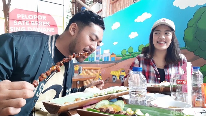 Seru! Ini Sensasi Makan Sate Bebek Sepanjang 50 Cm di Banyumas