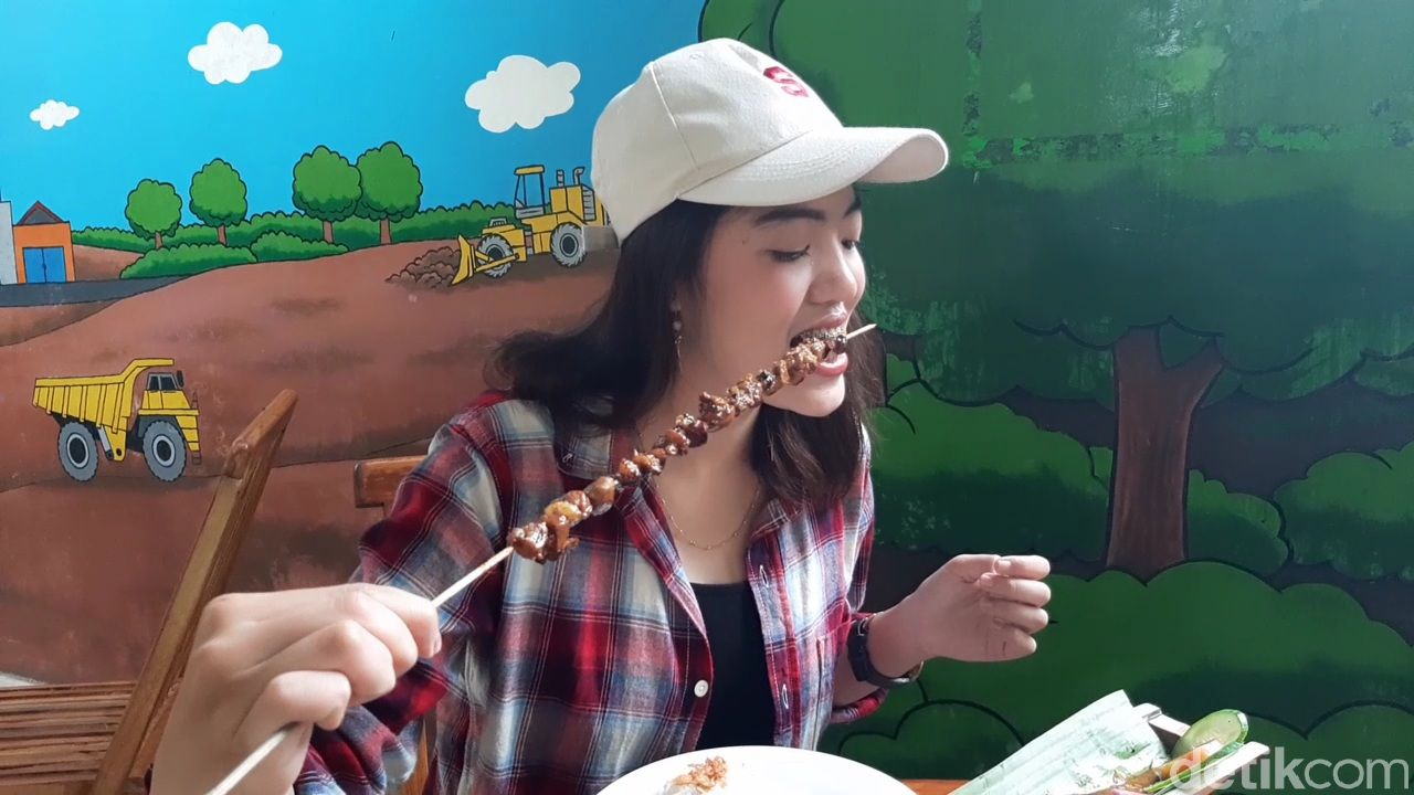 Seru! Ini Sensasi Makan Sate Bebek Sepanjang 50 Cm di Banyumas