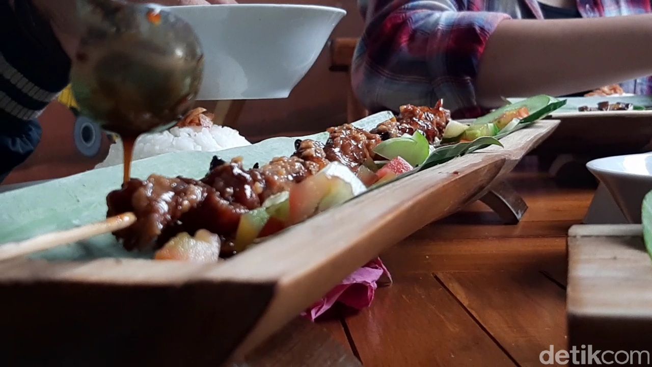 Seru! Ini Sensasi Makan Sate Bebek Sepanjang 50 Cm di Banyumas