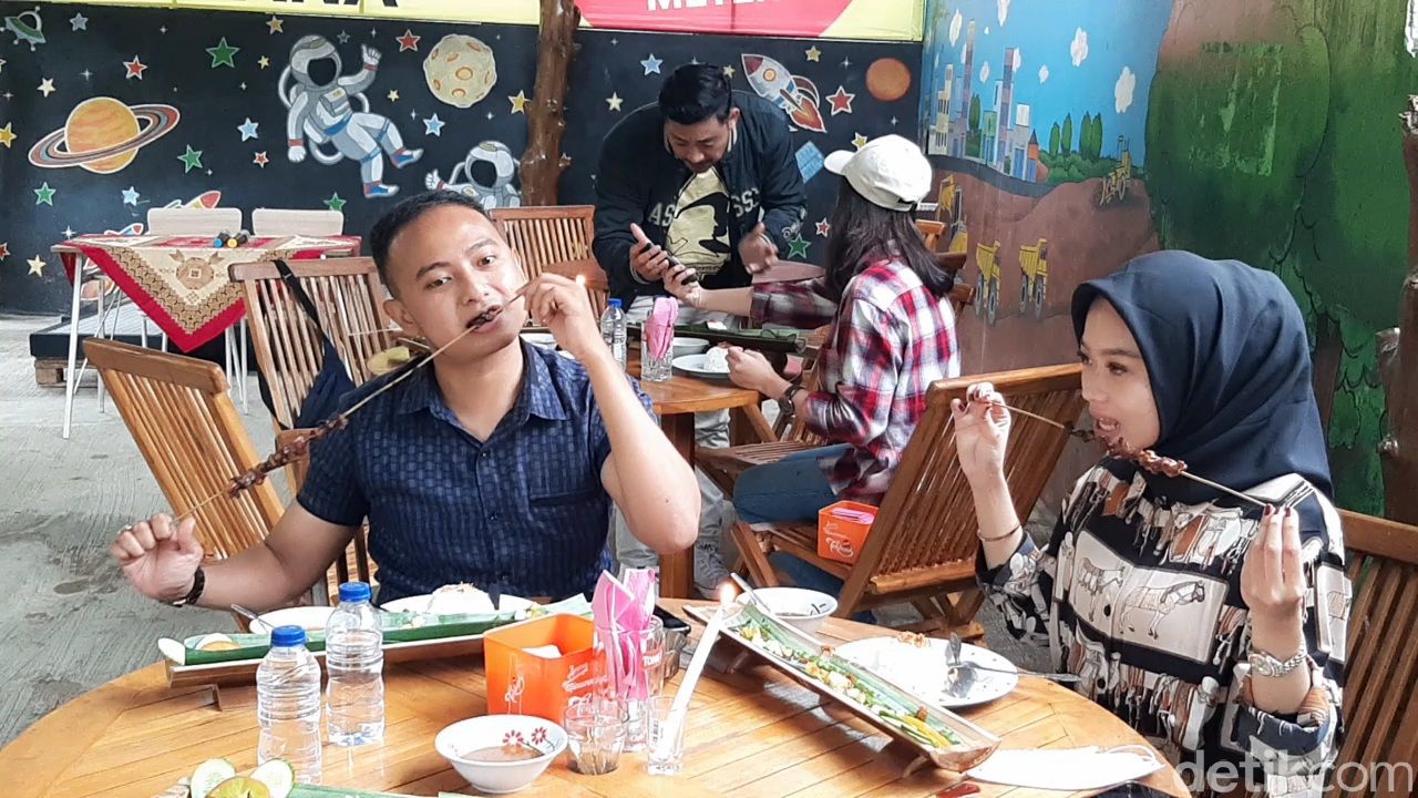 Seru! Ini Sensasi Makan Sate Bebek Sepanjang 50 Cm di Banyumas