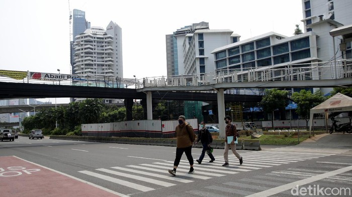 Siap-siap! Warga Jakarta Bakal Punya JPO Bertema Kapal Pinisi Pembangunan jembatan penyeberangan orang di Jalan Sudirman, Jakarta, terus berlangsung. JPO ini pun ditargetkan rampung pada November 2021.