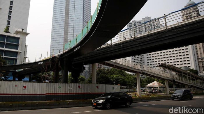 Pembangunan jembatan penyeberangan orang di Jalan Sudirman, Jakarta, terus berlangsung. JPO ini pun ditargetkan rampung pada November 2021.