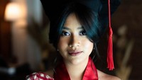 Puncaknya, Siti Adira Kania jadi perbincangan setelah wisuda. Momen wisuda itu dibagikan Ikke Nurjanah. Siti Adira Kania tersenyum bahagia ketika namanya disebut sebagai peraih IPK tertinggi. Foto: dok instagram adirakania