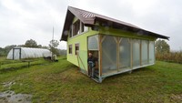 Butuh waktu 6 tahun untuk Kusic menyelesaikan pembangunan rumahnya. Ia mengatakan rumahnya itu bisa membuat lingkaran penuh selama 24 jam dengan kecepatan paling lambat. Sedangkan dengan kecepatan penuh, rumah itu bisa berputar 360 derajat dalam waktu 22 detik. Diketahui, rumah ini berputar dengan menggunakan komponen seperti gigi roda, rantai, dan pegas. Kecepatannya pun bisa diatur.