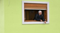 Kusic mengatakan ia terinspirasi oleh Nikola Tesla dan Mihaljo Pupin. Menariknya, tak hanya mampu membangun rumah yang bisa berputar 360 derajat, Kusic juga mengklaim ia berhasil mendesain bagian bawah rumah anti-gempa dibandingkan dengan rumah yang tidak bergerak. Rumah unik milik Kusic ini pun kini ramai jadi sorotan, tak hanya karena mampu berputar 360 derajat tetapi juga menjadi bukti cinta kakek berusia 72 tahun untuk sang istri. Bagaimana menurut anda?