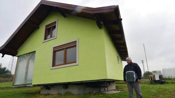 So Sweet! Kakek di Bosnia Bangun Rumah Berputar untuk Sang Istri Vojin Kusic (72) membangun rumah yang bisa diputar 360 derajat. Rumah itu dibangun untuk menyenangkan istrinya yang suka melihat pemandangan dari berbagai arah.