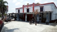 Kasi Kesra Pemerintah Desa Pondok, Jumain (55) mengatakan gedung itu dibangun sekitar tahun 1967. Awal bangunan tersebut bentuknya sederhana dengan atap daun. Gedung bioskop itu, sebut Jumain, dibangun dengan swadaya masyarakat desa. Tidak untuk kantor desa sebab kantor desa ada di rumah Kades. Grup ketoprak yang pentas, sebut Jumain, biasanya grup lajon atau berpindah- pindah, termasuk beberapa grup besar. Grup ketoprak Siswa Budaya dan Wahyu Budaya sering pentas.