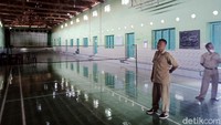 Di bagian depan atas, tiga jendela yang dijadikan ruang kru pemutar bioskop masih terpasang. Hanya bagian bawah sudah dirombak dengan gaya minimalis sebab menjadi kantor desa. Di dalam gedung, atap daun kelapa sudah diganti kerangka kayu dan genteng. Di ujung gedung, panggung yang dulu tempat layar bioskop dan pentas ketoprak masih ada.
