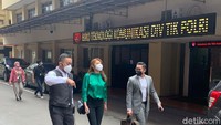 Tamara Bleszynski datang bersama tim kuasa hukumnya. Foto: Hanif/detikHOT